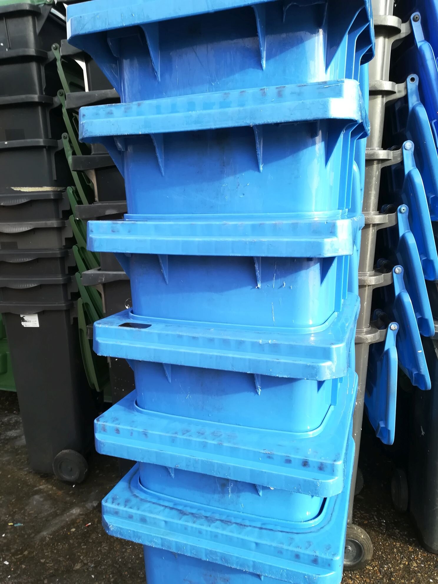 Pojemnik 120 MGB w kolorze niebieskim