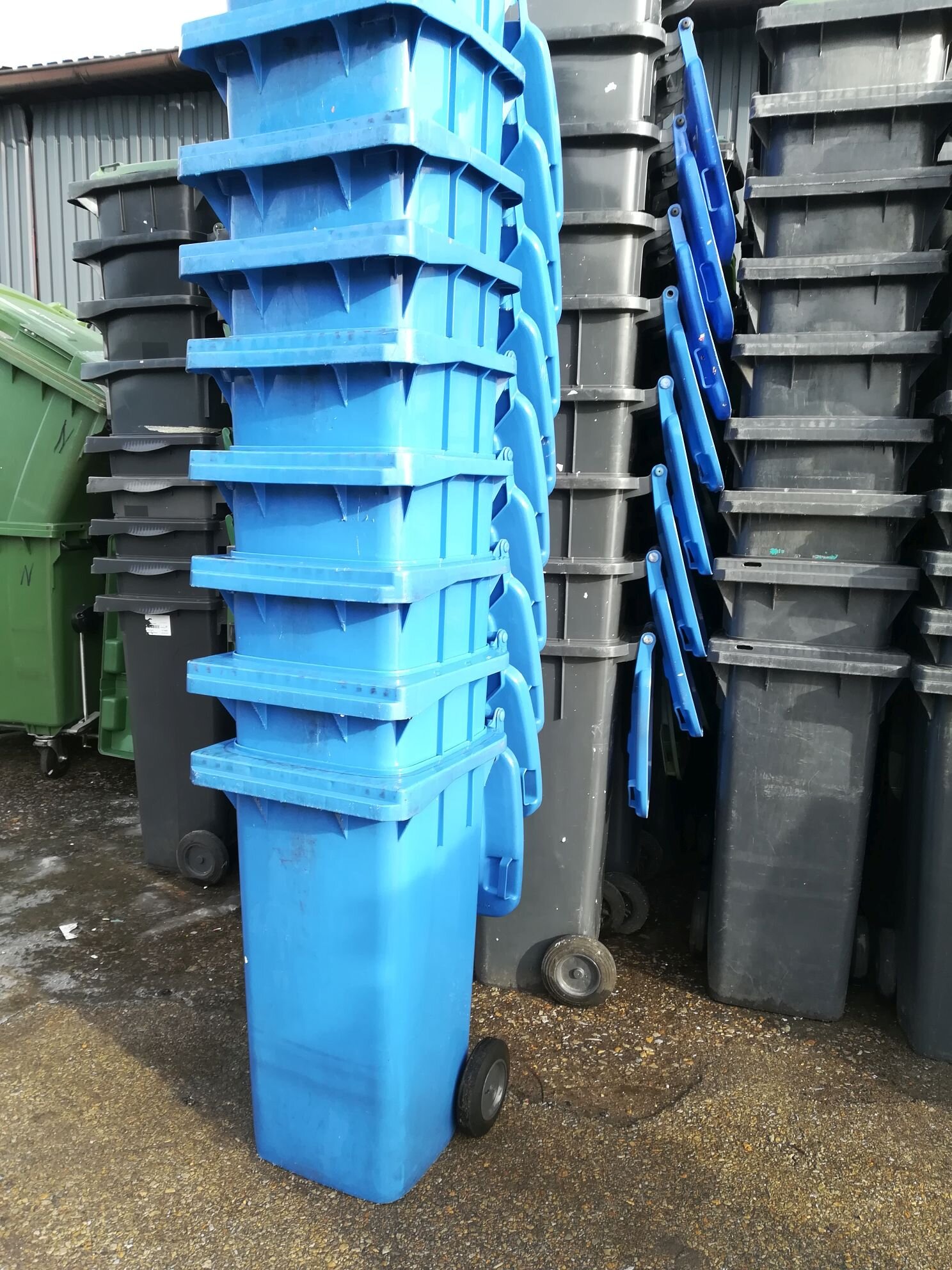 Pojemnik 120 MGB w kolorze niebieskim