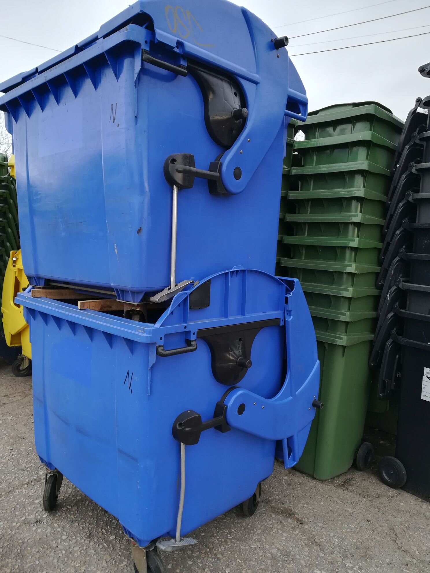 Pojemniki MGB 1100 w kolorze niebieskim