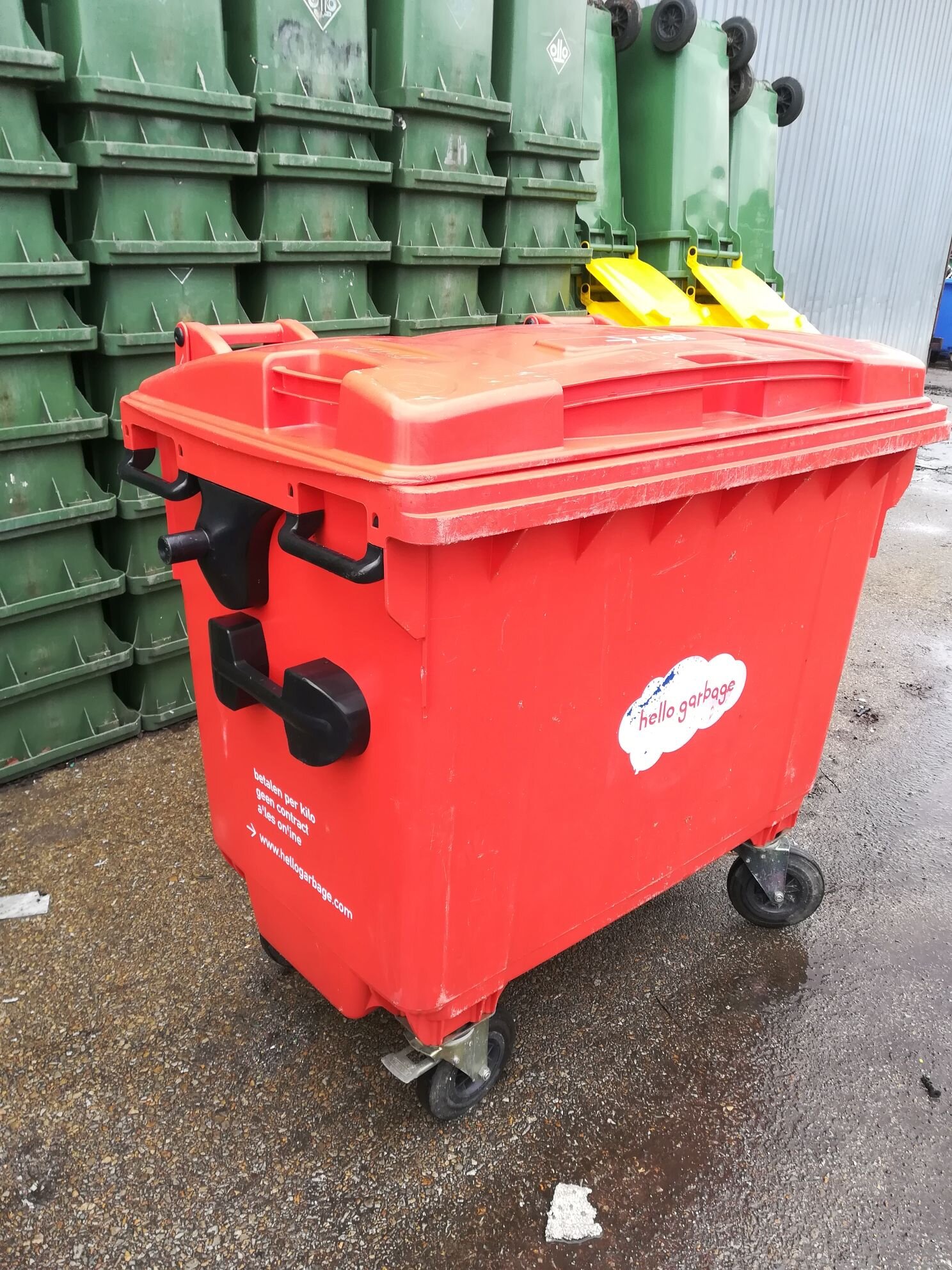 Pojemniki MGB 660 w kolorze czerwonym