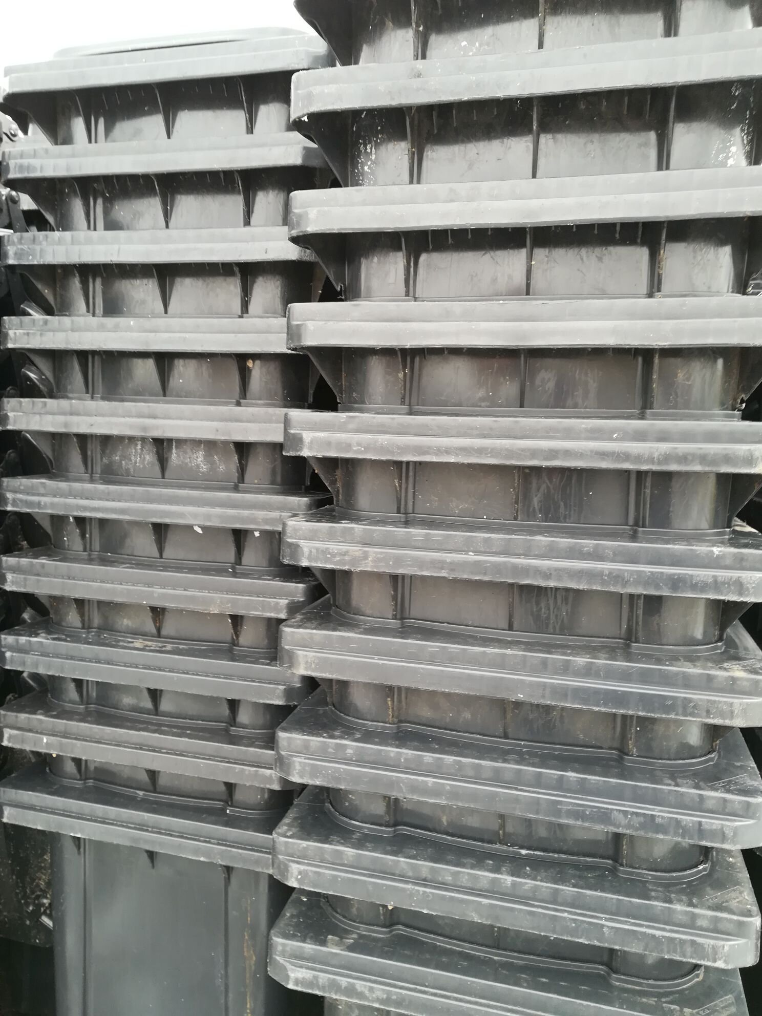 Pojemnik 240 MGB w kolorze grafitowym