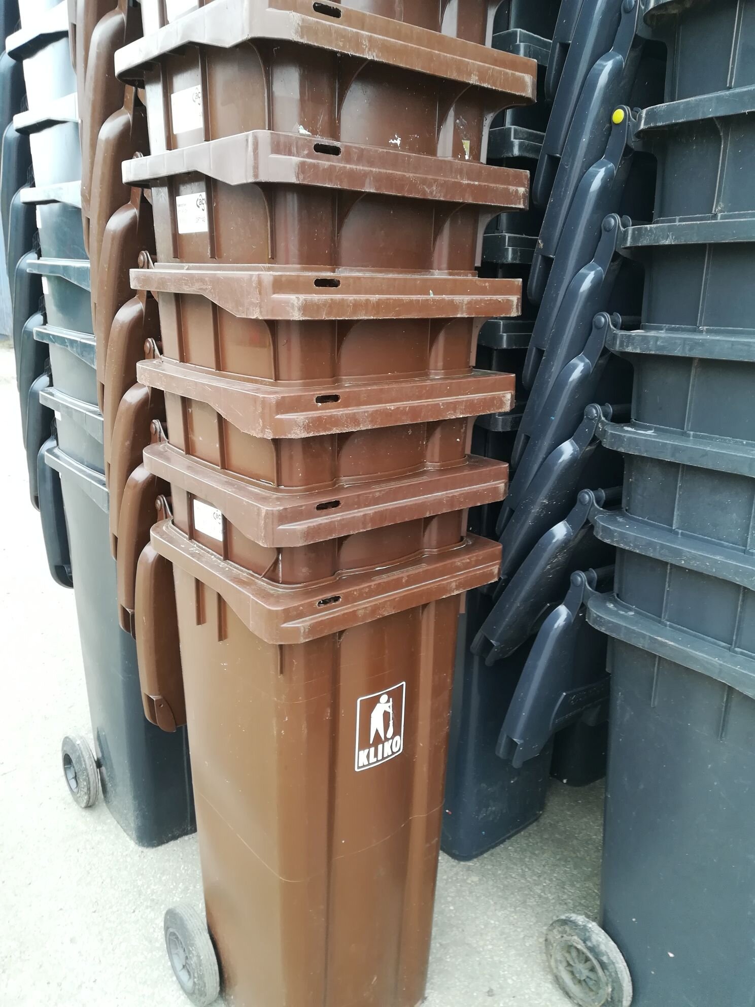 Pojemniki MGB 140 w kolorze brązowym