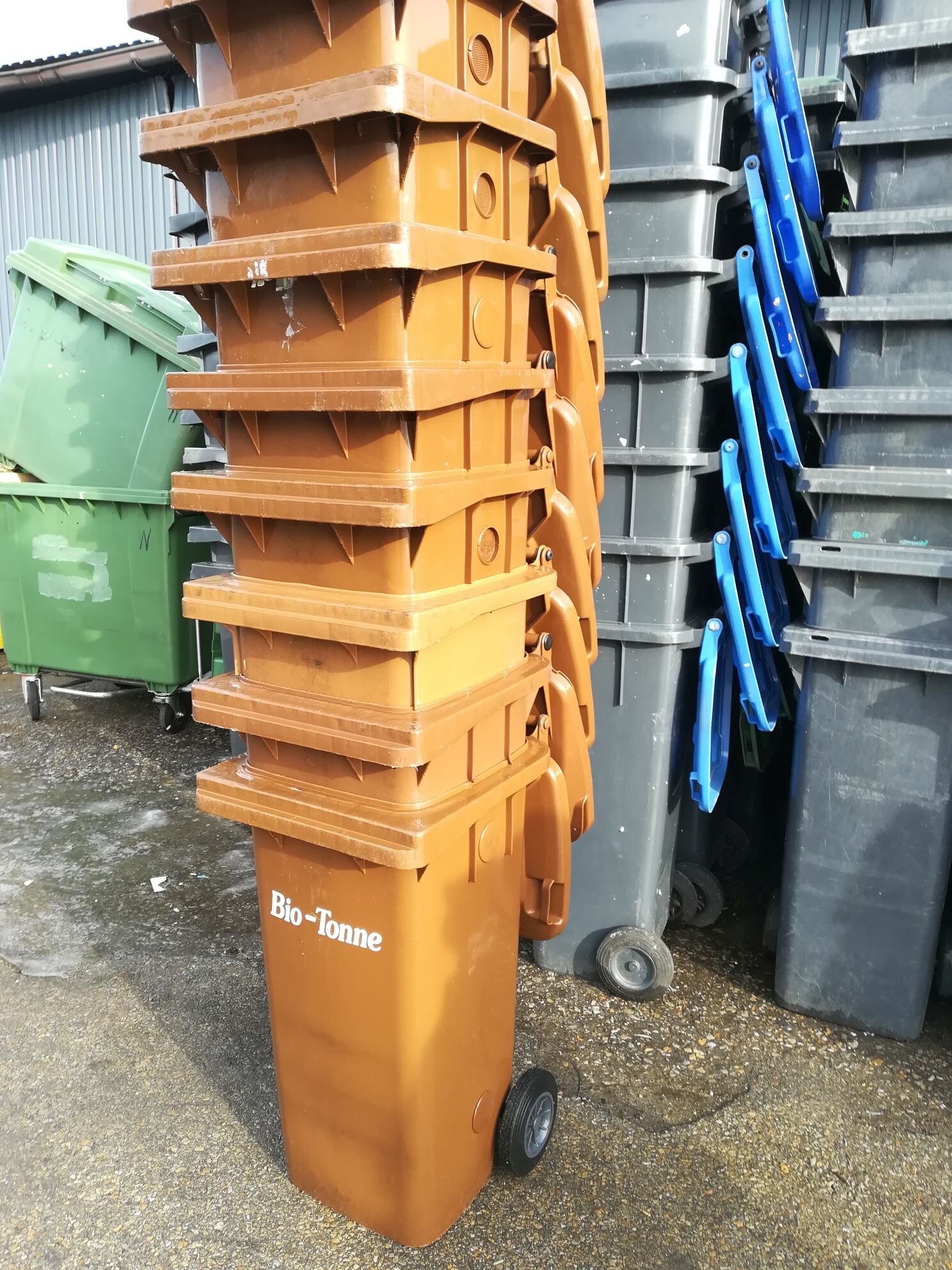 Pojemniki 120 MGB w kolorze brązowym