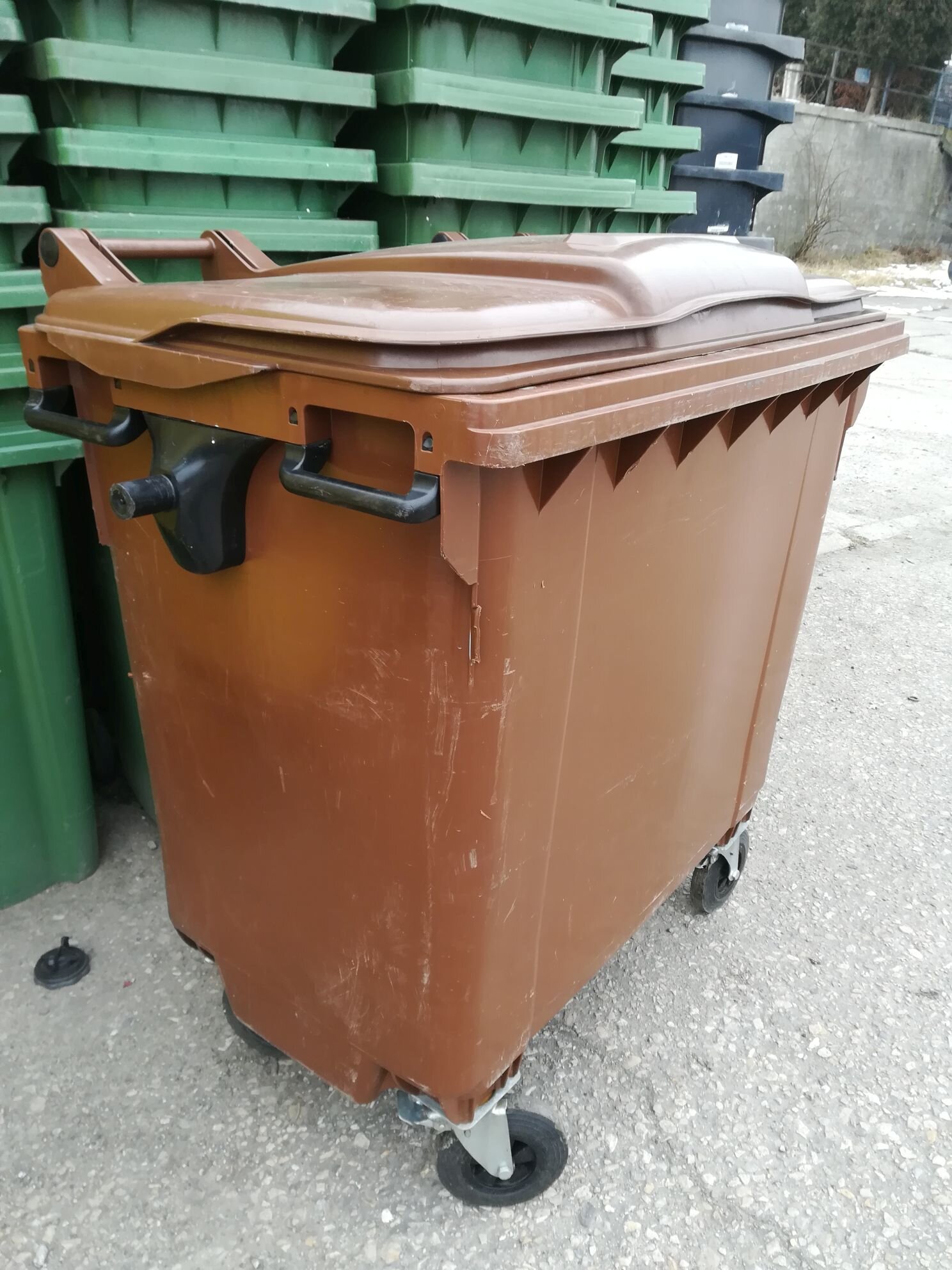 Pojemniki MGB 660 w kolorze brązowym