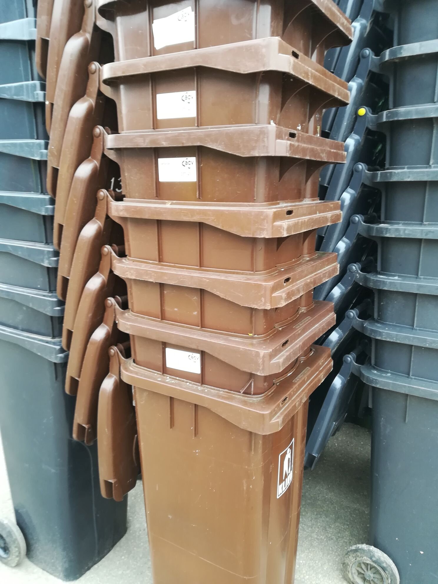 Pojemniki MGB 140 w kolorze brązowym