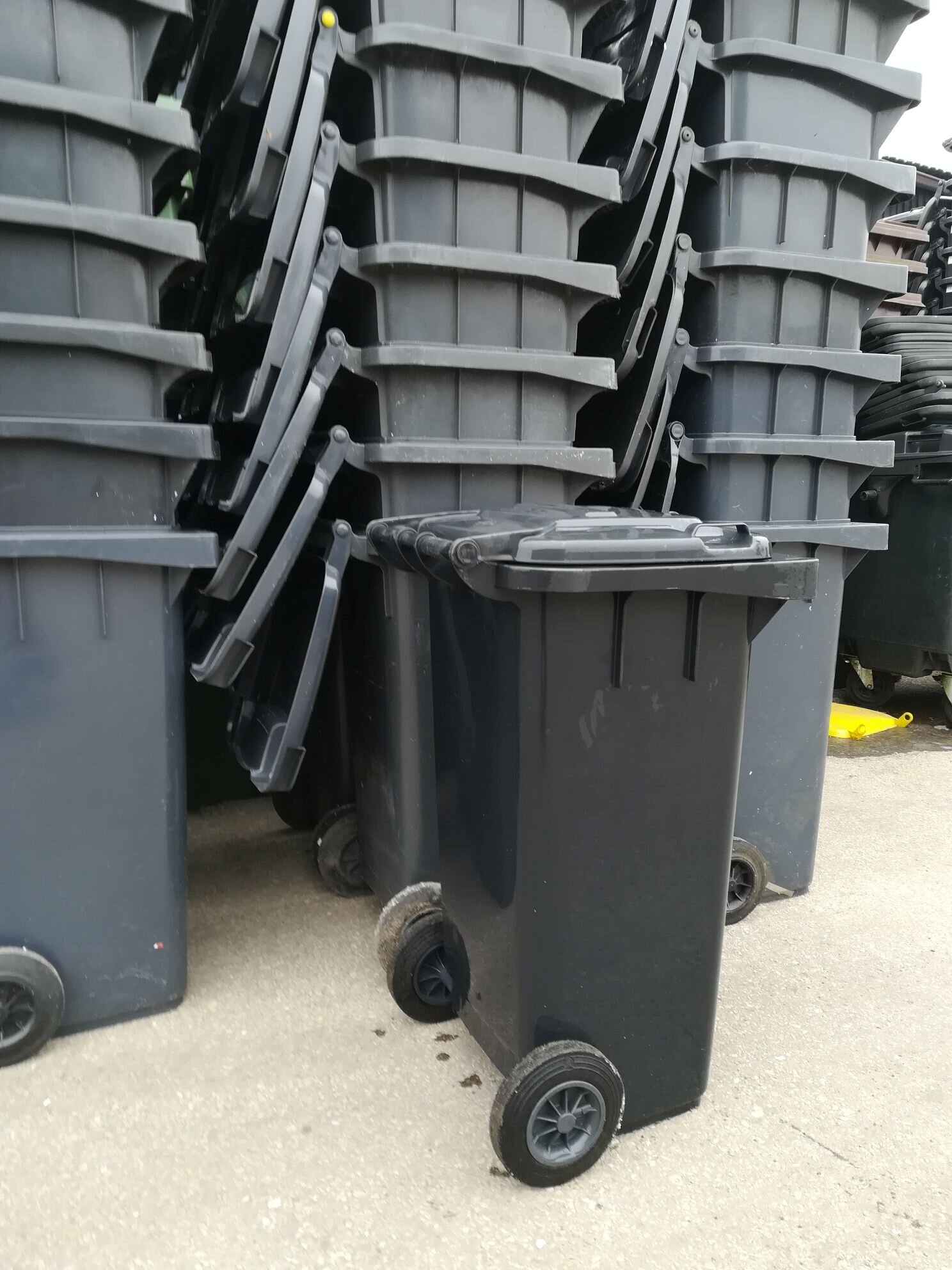 Pojemniki MGB 120 w kolorze grafitowym