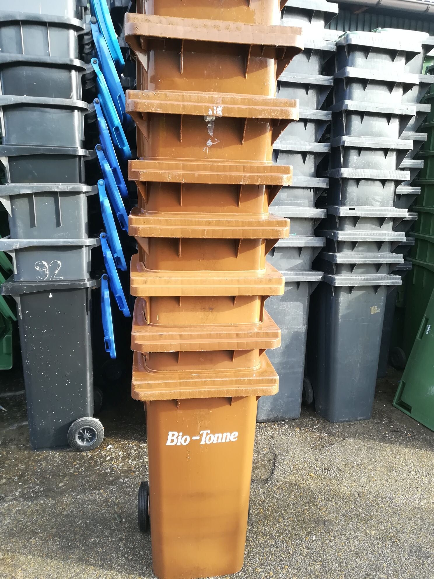 Pojemniki 120 MGB w kolorze brązowym