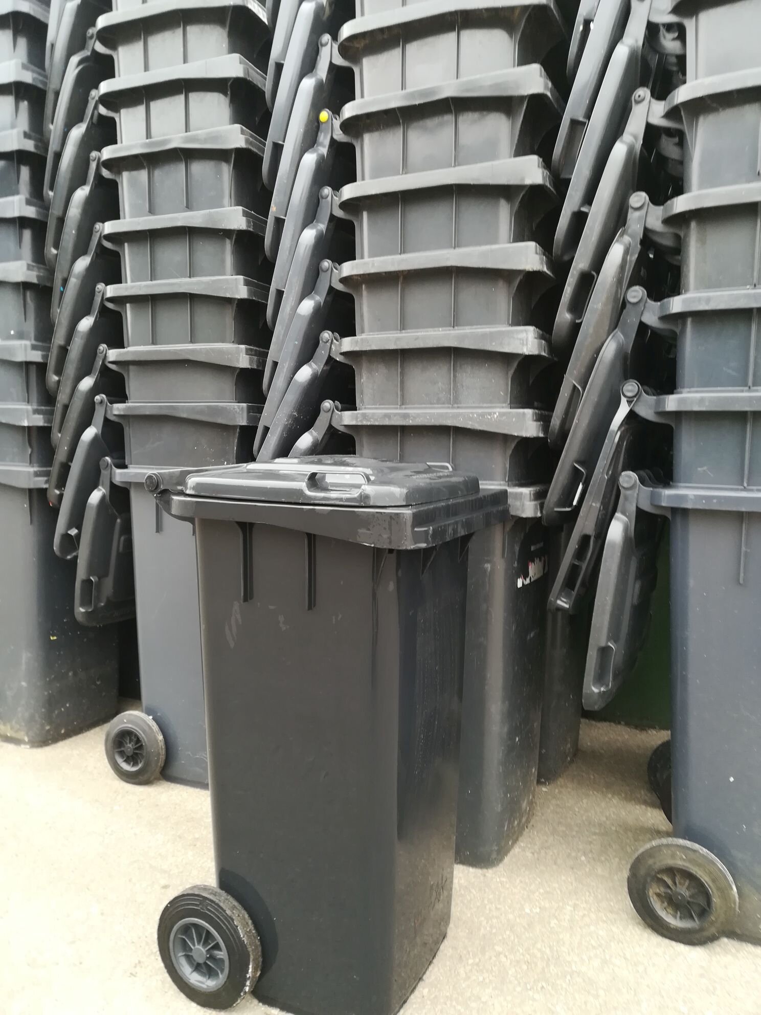 Pojemniki MGB 120 w kolorze grafitowym