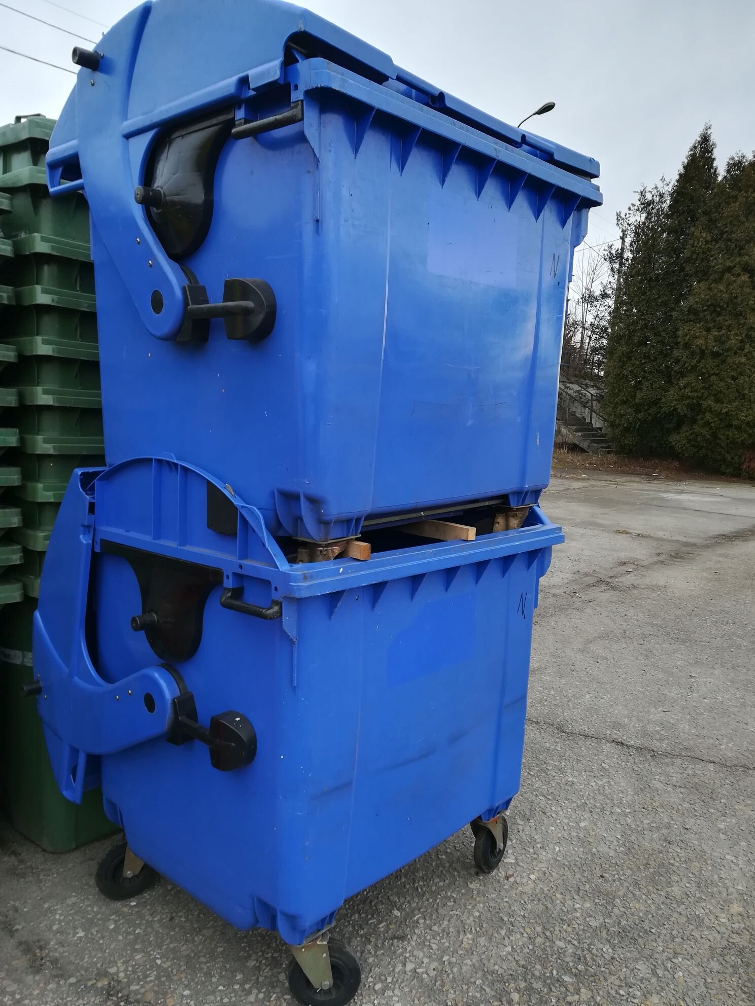 Pojemniki MGB 1100 w kolorze niebieskim