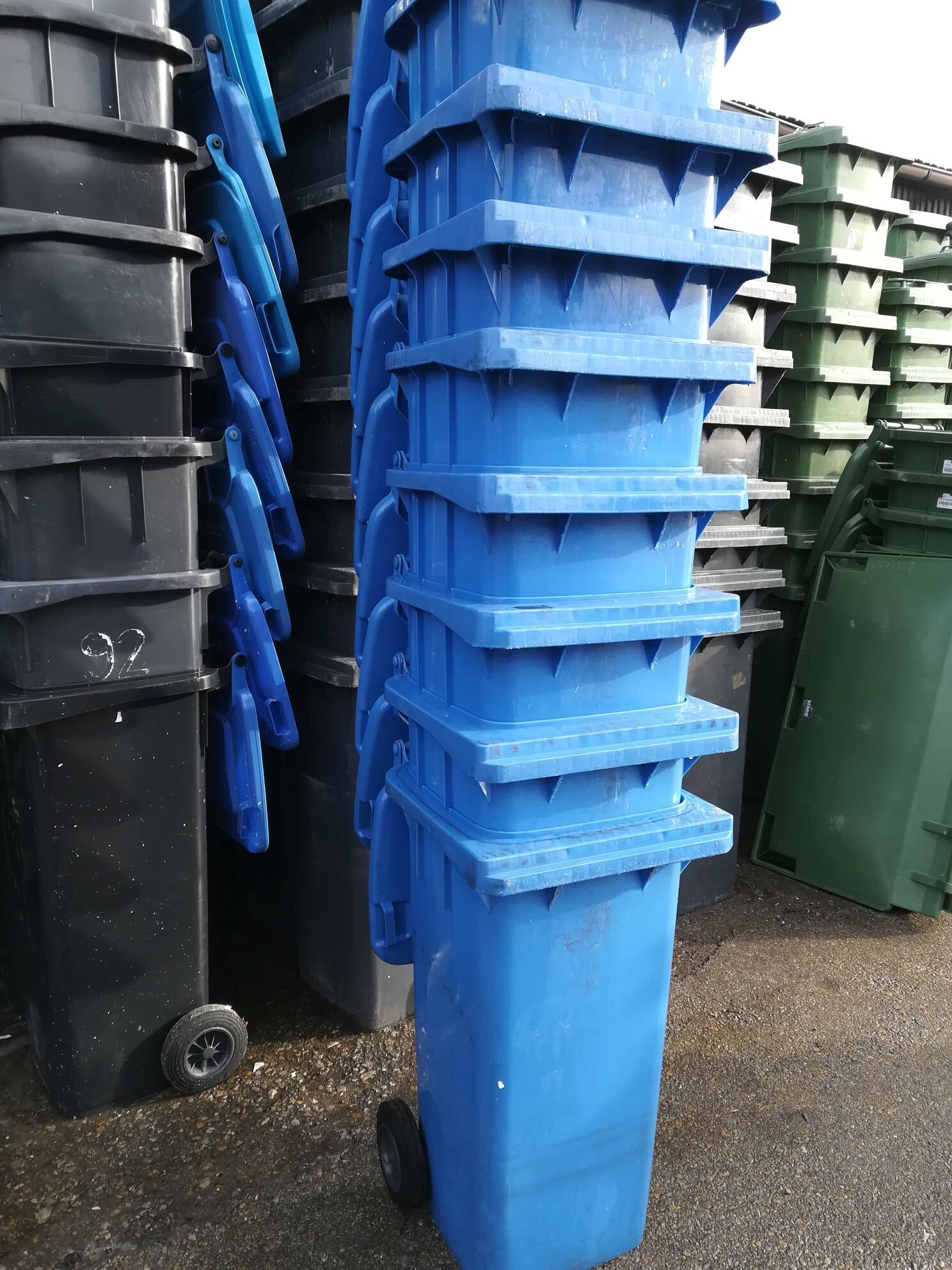 Pojemnik 120 MGB w kolorze niebieskim