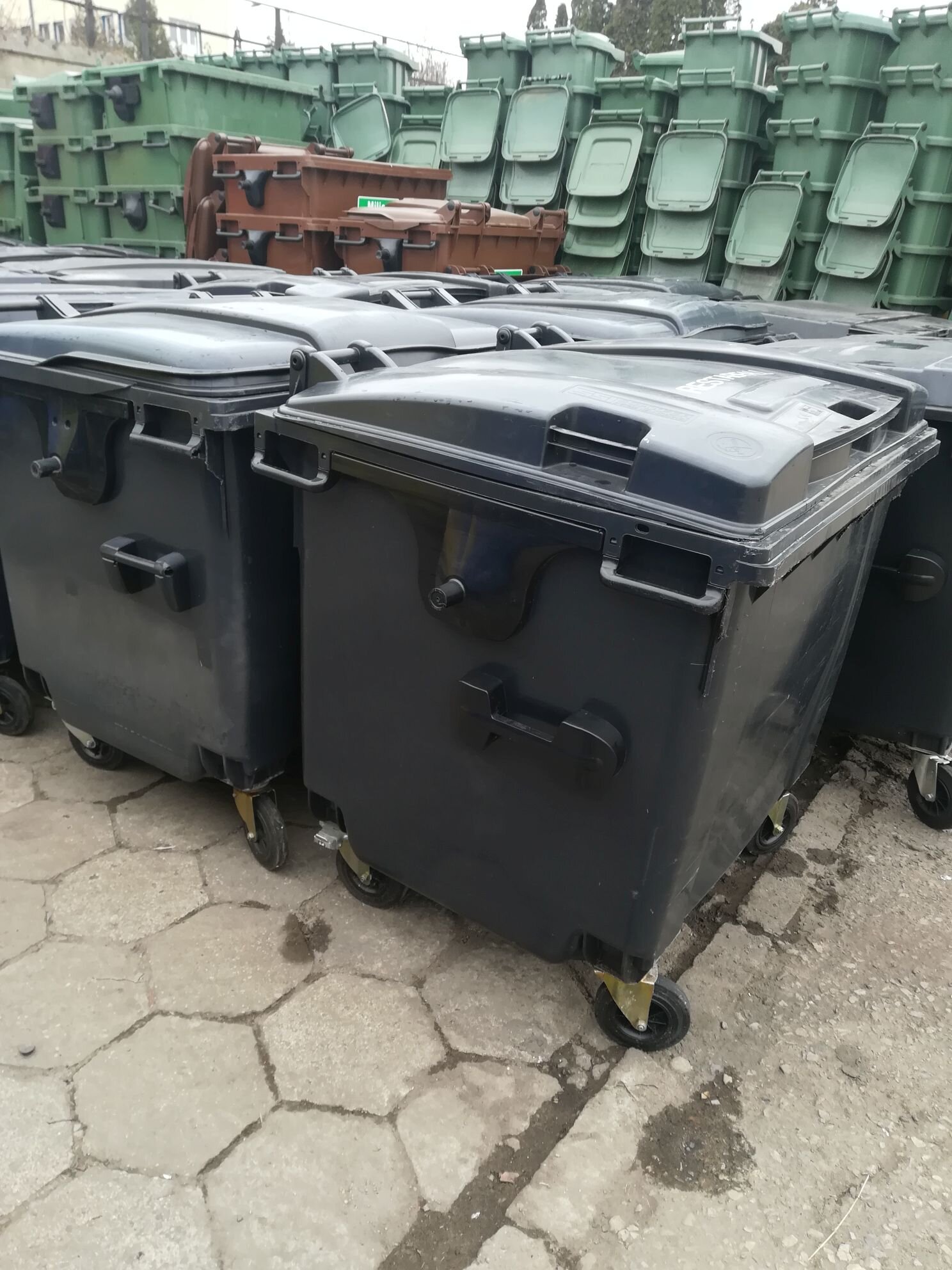 Pojemniki MGB 1100 w kolorze grafitowym