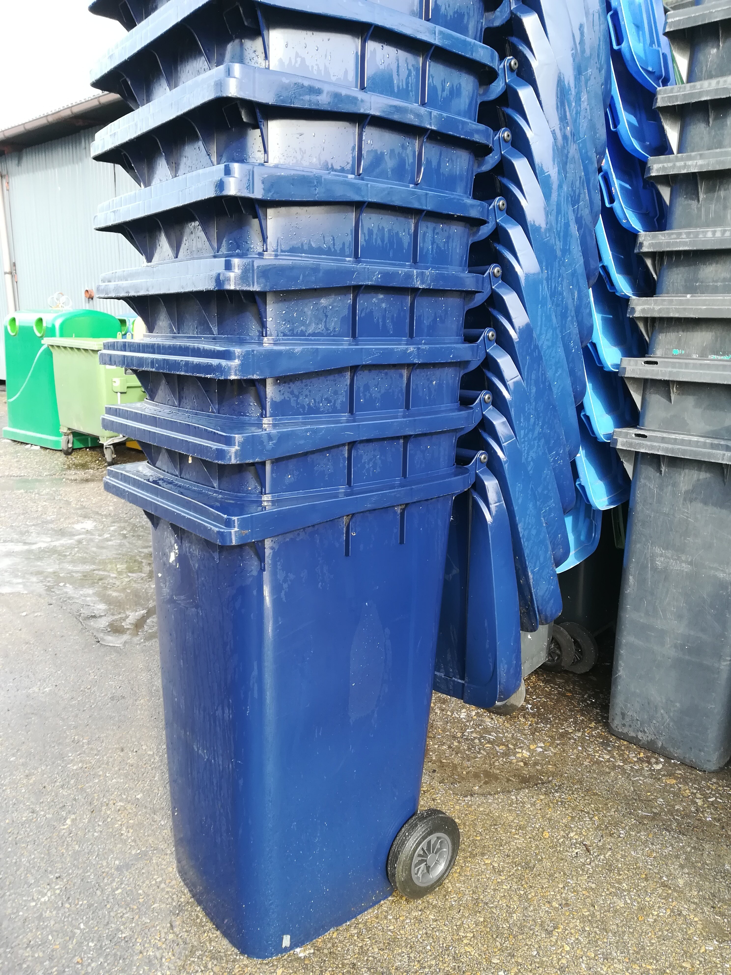 Pojemniki MGB 240 w kolorze niebieskim